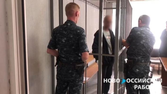 Новороссийца, который в центре города нанес прохожему не меньше 10 ударов ножом, заключили под стражу