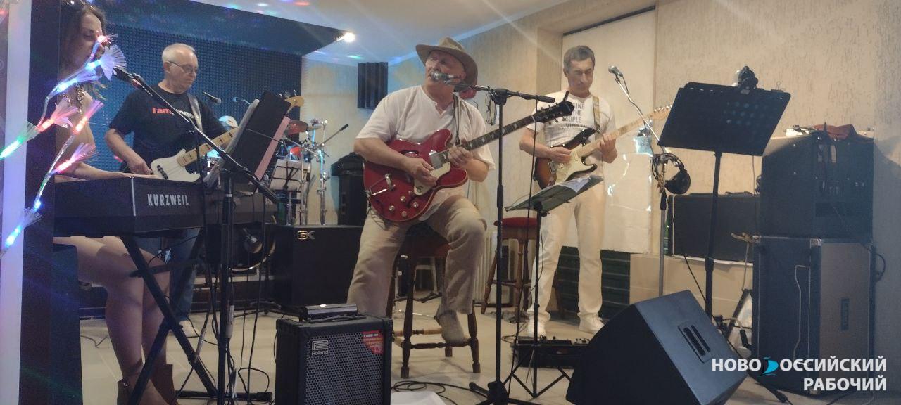 В Новороссийске музыканты 50+ объединились в группу «Стар пёрлз»