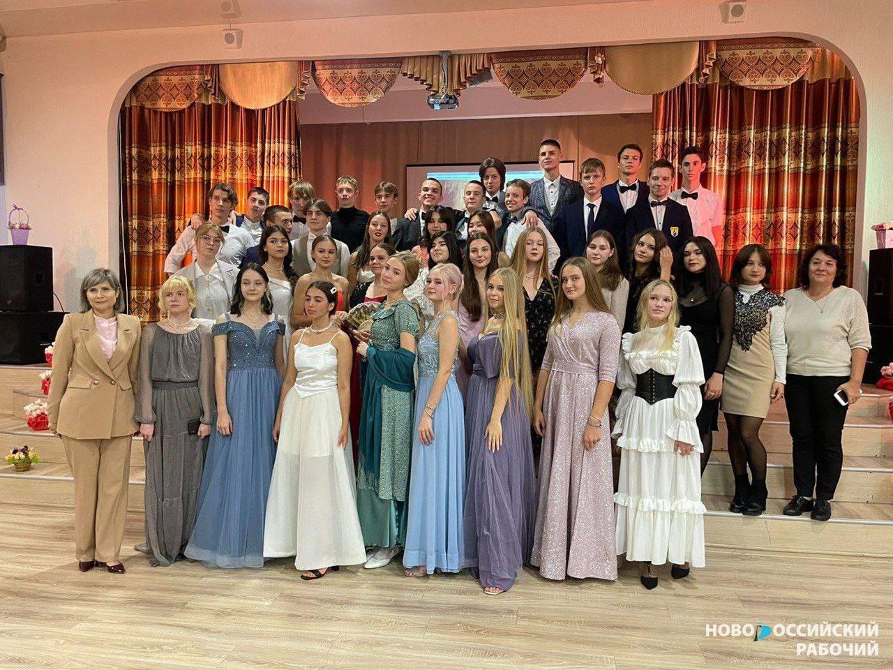 В Новороссийске старшеклассники танцевали на балу как Наташа Ростова и Андрей Болконский