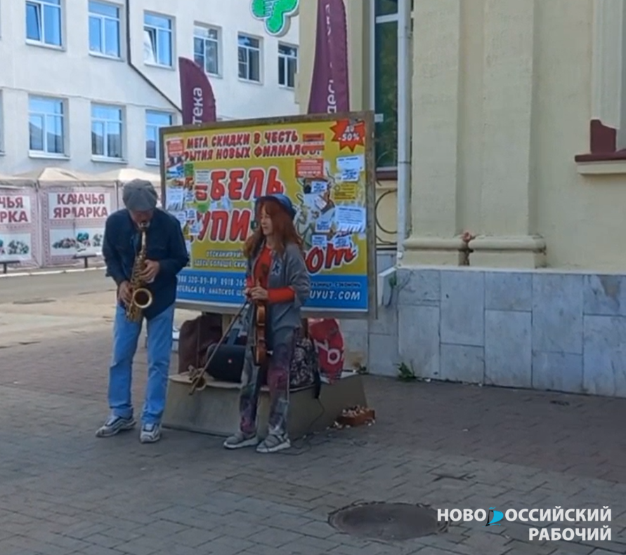 У рынка Новороссийска можно послушать дуэт скрипки и саксофона