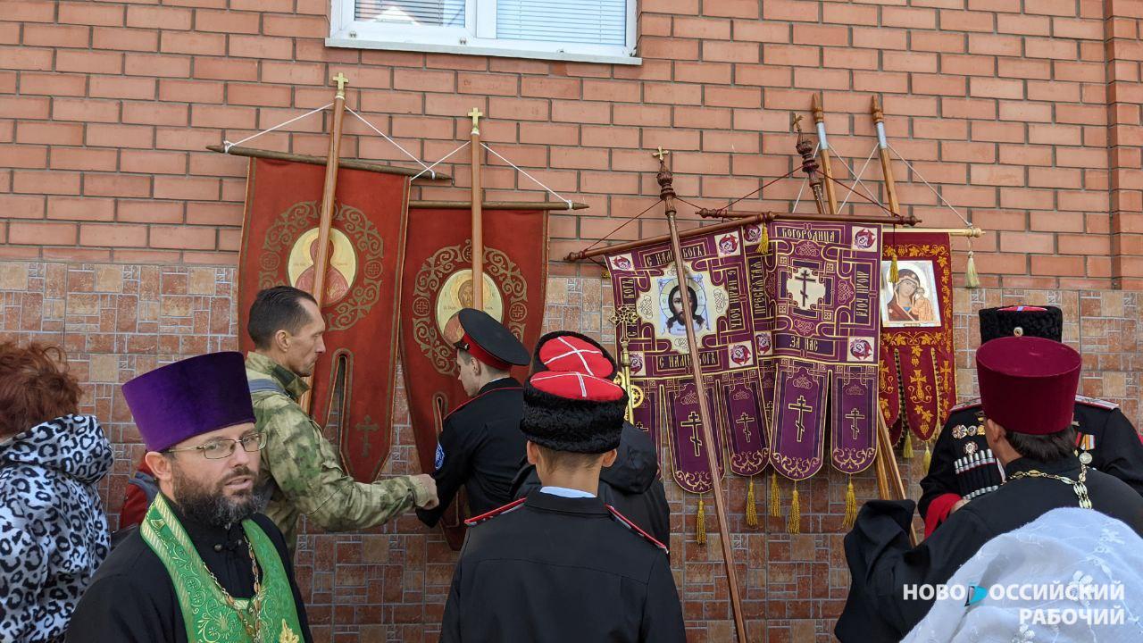 В Новороссийске сегодня проходит крестный ход в поддержку российского воинства