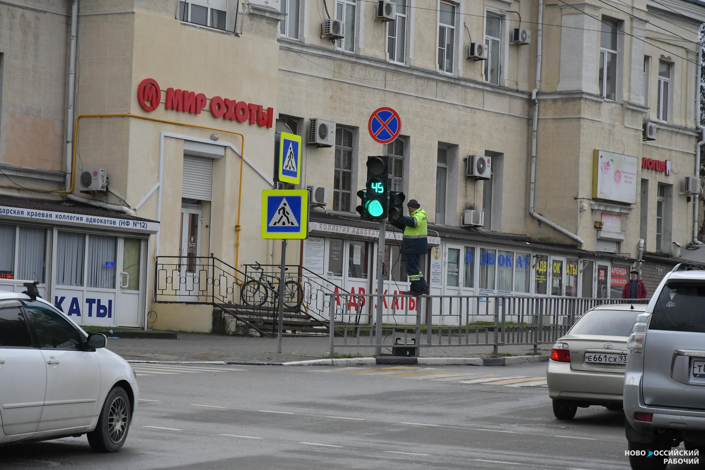 Кто в Новороссийске платит за сбитые светофоры и дорожные знаки