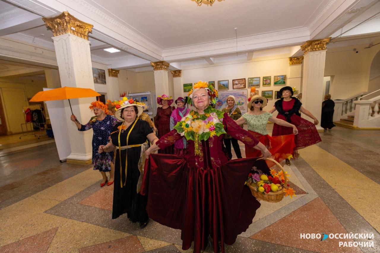 Серебряные волонтеры Новороссийска устроили дефиле на «Осеннем балу»