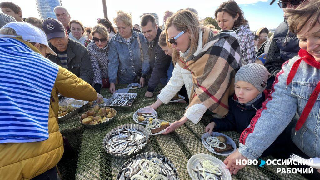 Бутерброды с хамсой, паэлья из рапанов, форшмак и уха: Новороссийск приглашает на «ХамсаФест»