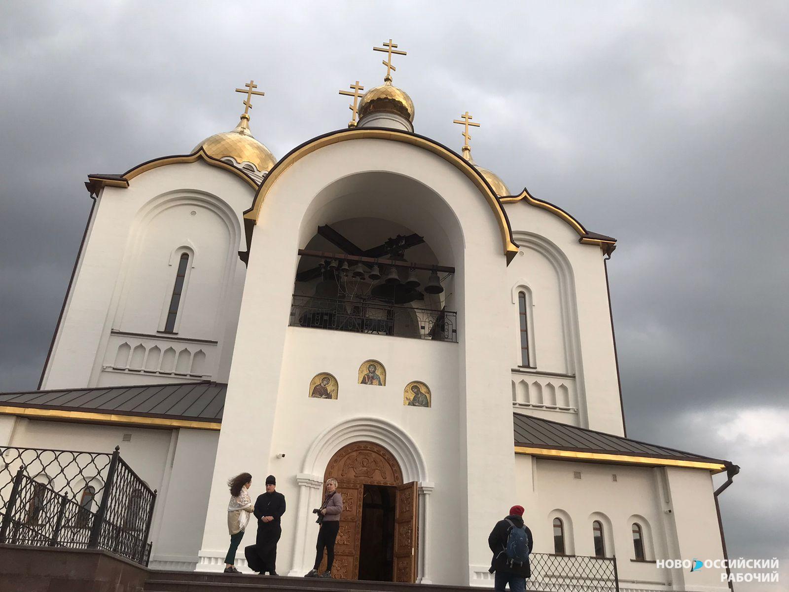 Новороссийцы в выходные дни могут прогуляться по набережной соседней Кабардинки, помолиться и посетить загадочный парк