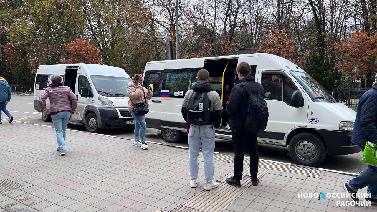В маршрутках Новороссийска — «заряжающий» водитель и пассажир-невидимка