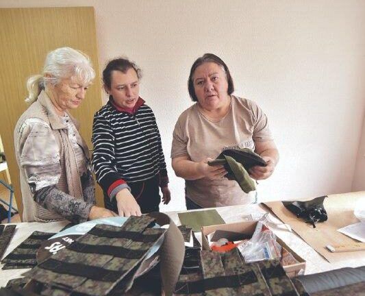 В Новороссийске женщины шьют аптечки и носилки для фронта