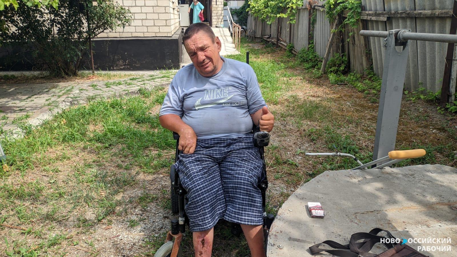 «Я жрать хочу!» Инвалид-колясочник из Новороссийска выезжает из дома каждый раз с риском для жизни
