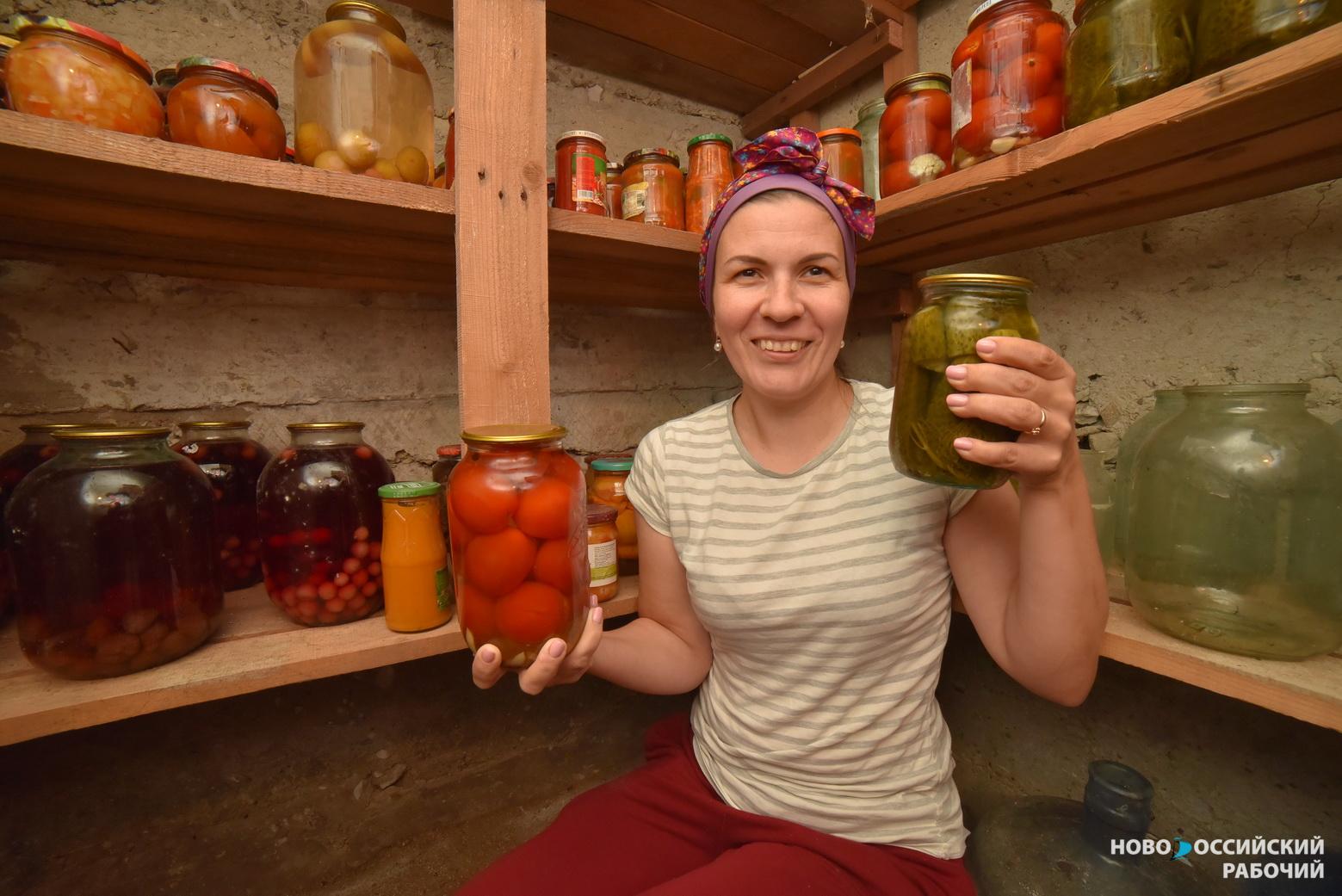 «Получается потрясающе!» В Новороссийске домохозяйки закатывают на зиму десятки банок вкуснятины