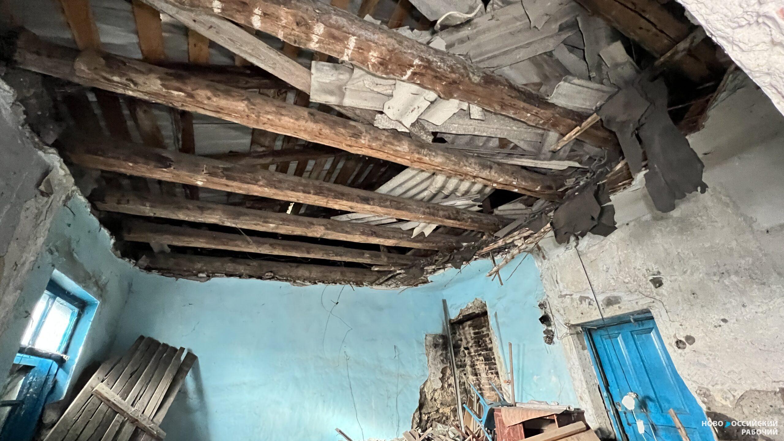 Такого вы еще не видели: в Новороссийске инвалид-колясочник живет в доме, который строили немецкие военнопленные и боится, что на него обрушится крыша