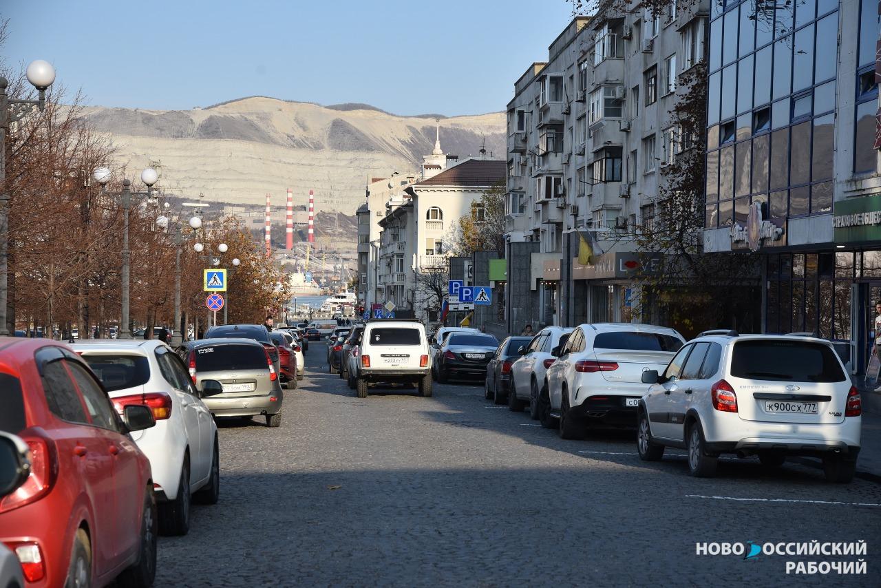 Новороссийцы жалуются, что в центре города в час пик негде припарковаться