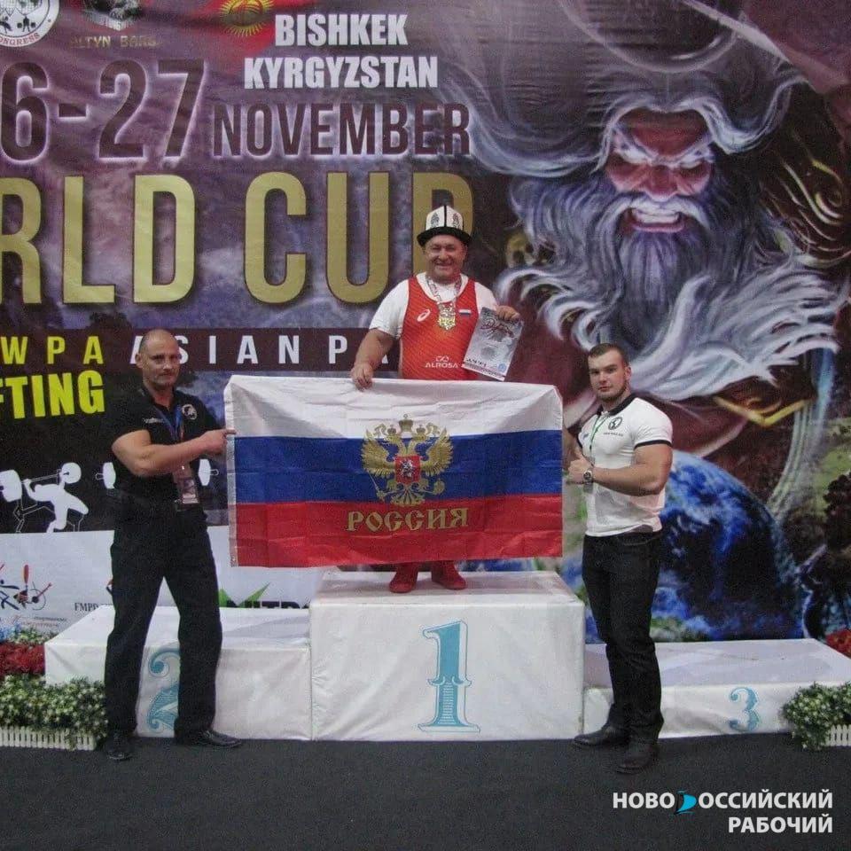 Новороссиец стал абсолютным чемпионом среди ветеранов в жиме штанги лежа на международном турнире