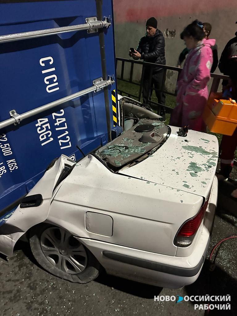 В Новороссийске опять контейнер упал на автомобиль