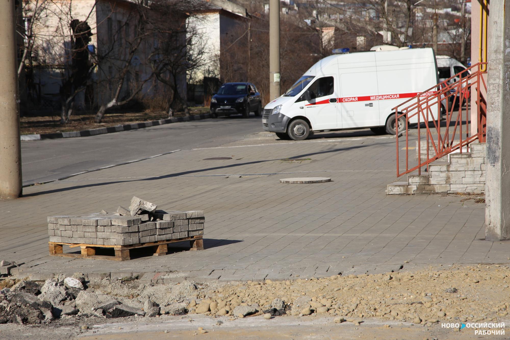 В Новороссийске во дворе ремонтники вырыли яму и бросили её. Кто должен зарыть?