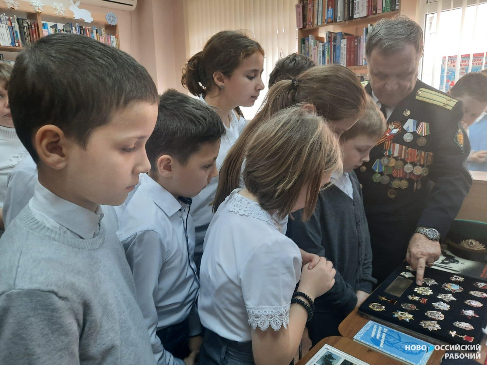 Новороссийским школьникам рассказали о наградах на уроке Мужества