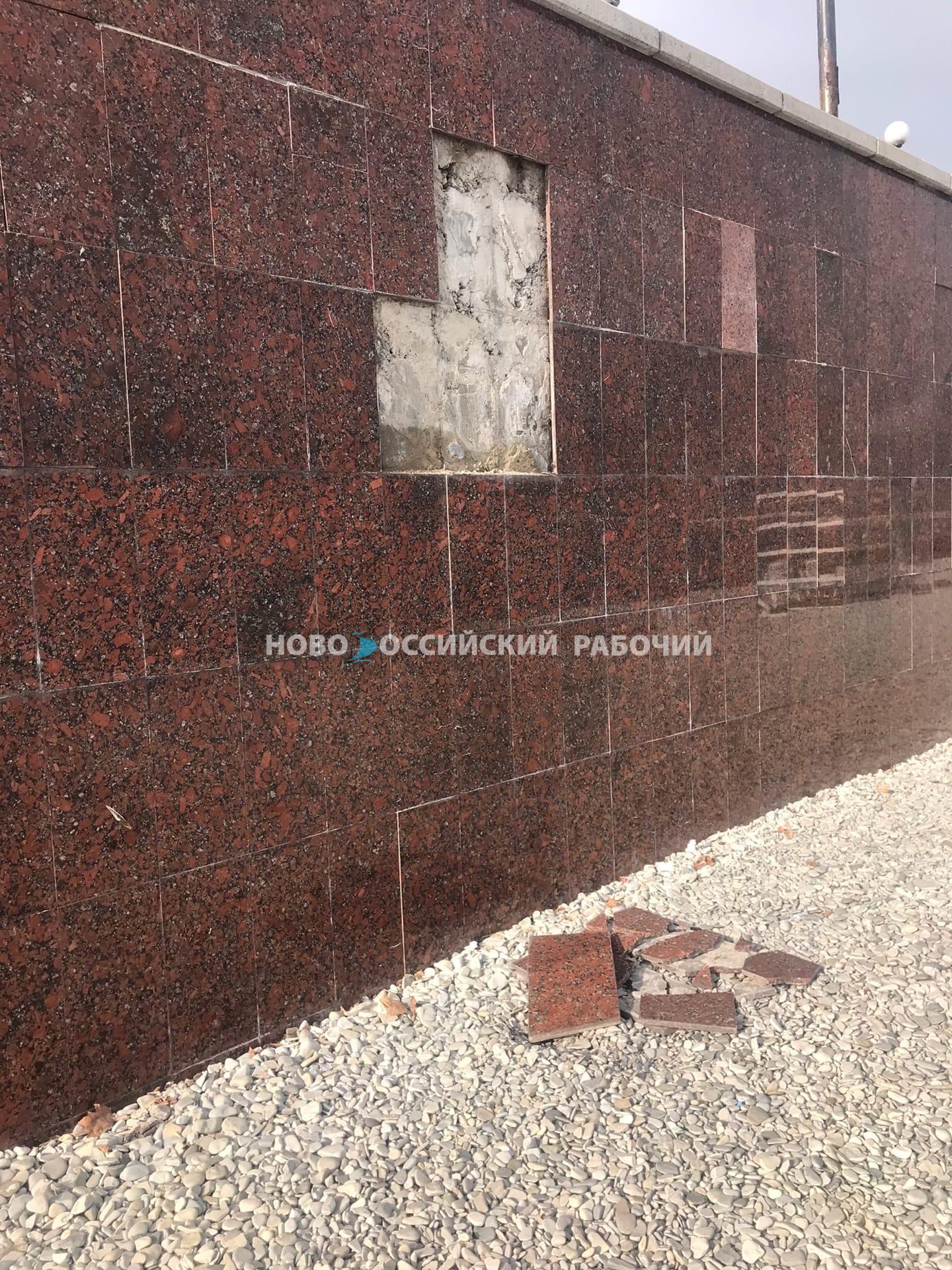 Мраморные плиты, отвалившиеся от парапета на набережной Новороссийска, чуть не убили ребёнка