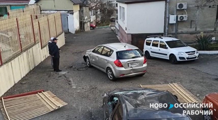 В Новороссийске пенсионер, паркуясь, снес забор и покорежил еще две машины