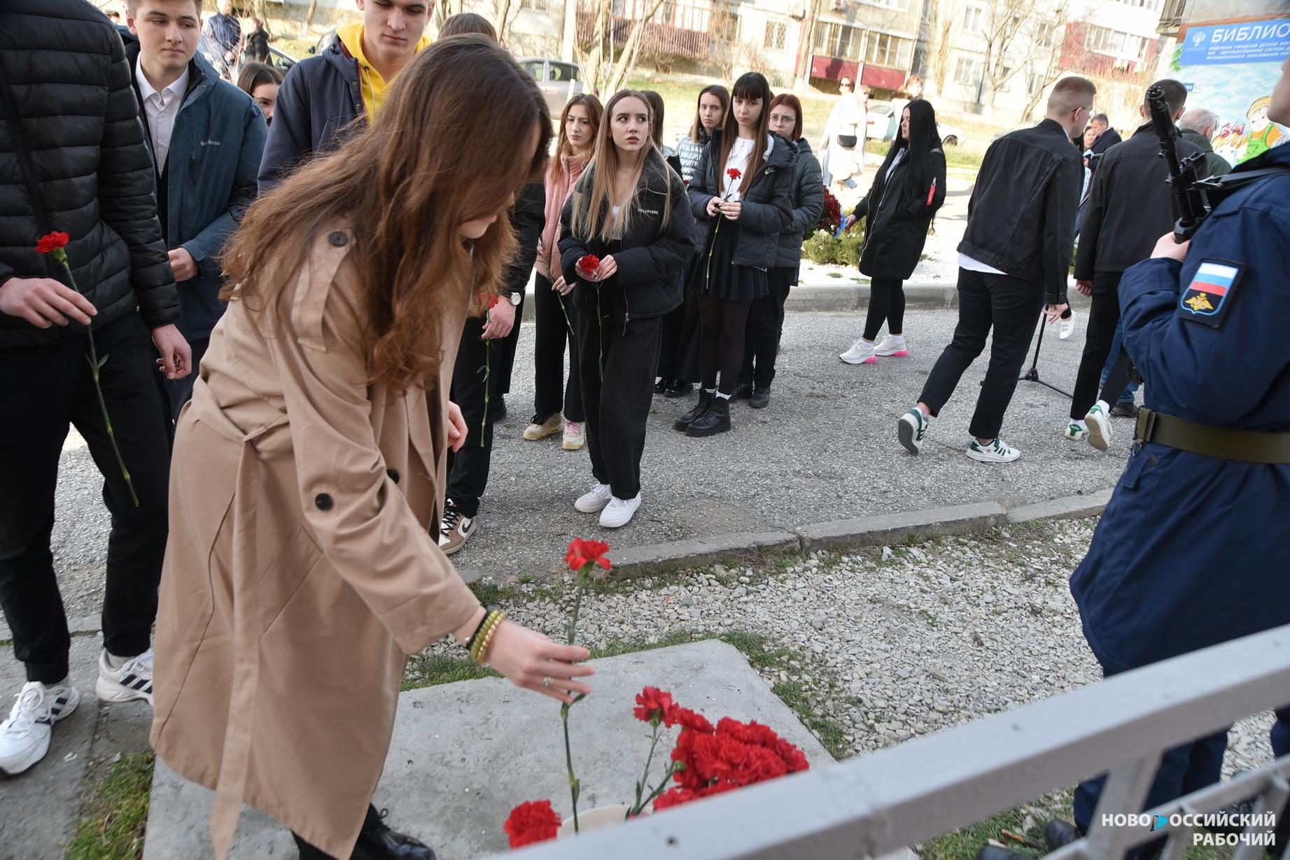 Новости про новороссийск сегодня. Мемориальная доска погибшим в сво. Новороссийск новости сейчас.