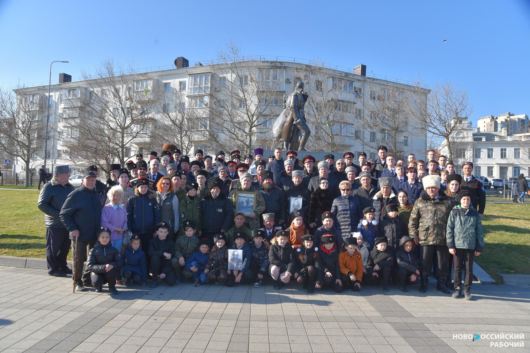 Новороссийцы на набережной почтили память казаков
