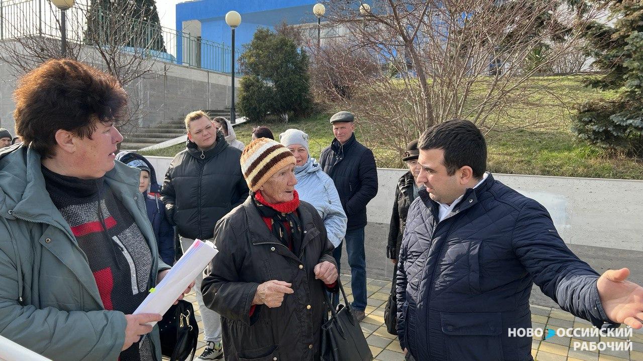 Общественники Новороссийска собрались у Братской могилы, где похоронены тысячи защитников Малой Земли, чтобы не допустить строительства гостиницы