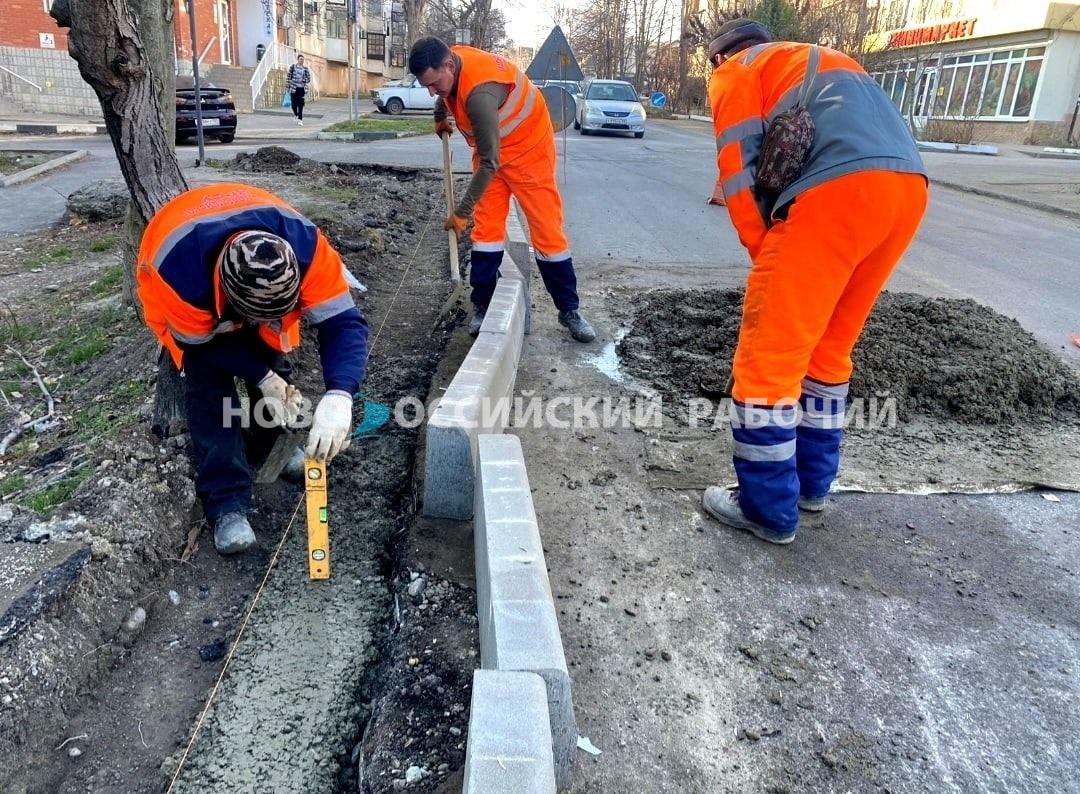 Бэушные бордюры после ремонта дорог в Новороссийске отдают, кому очень нужно