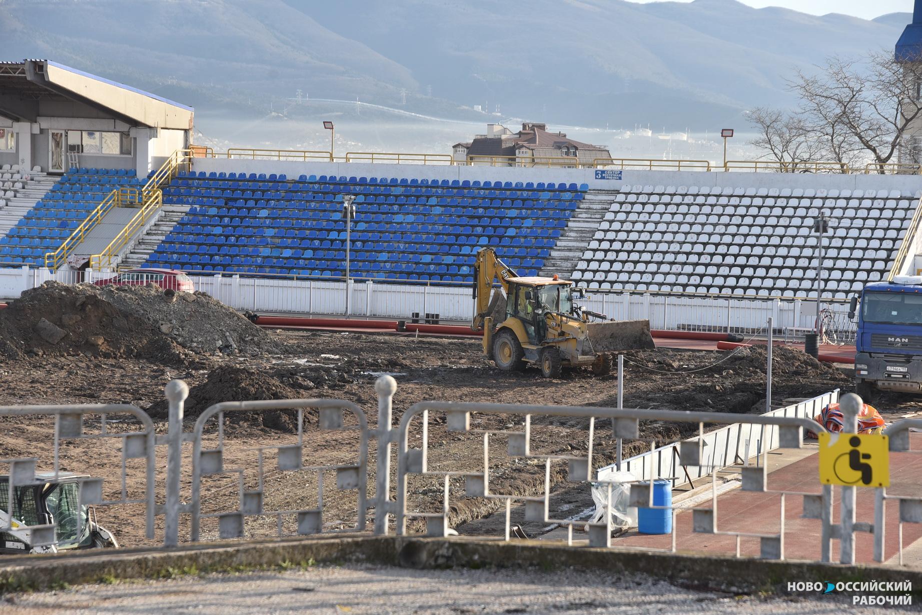 На центральном стадионе Новороссийска будет новое поле?