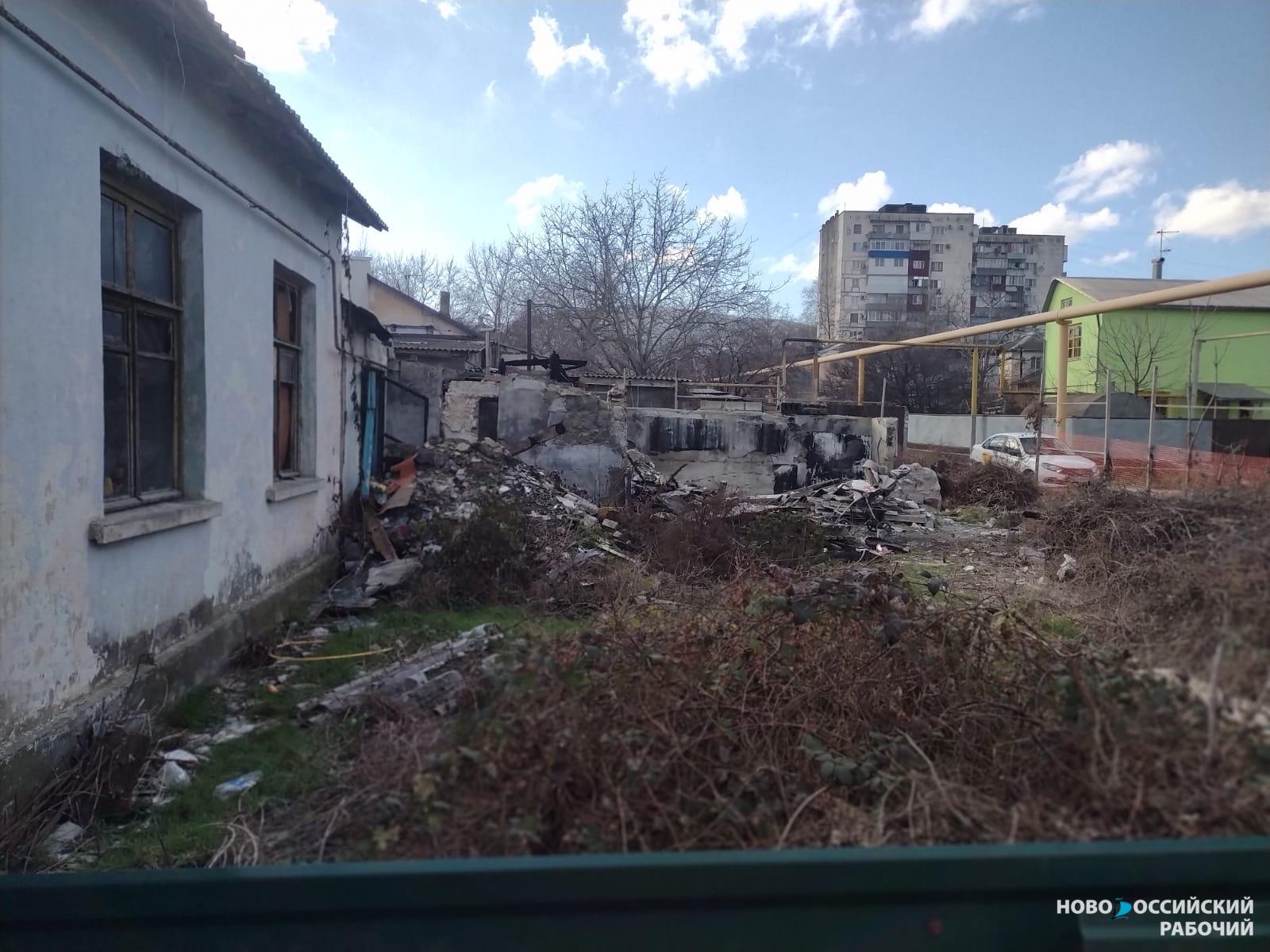 Жительница Новороссийска страдает от соседства с пожарищем в центре города