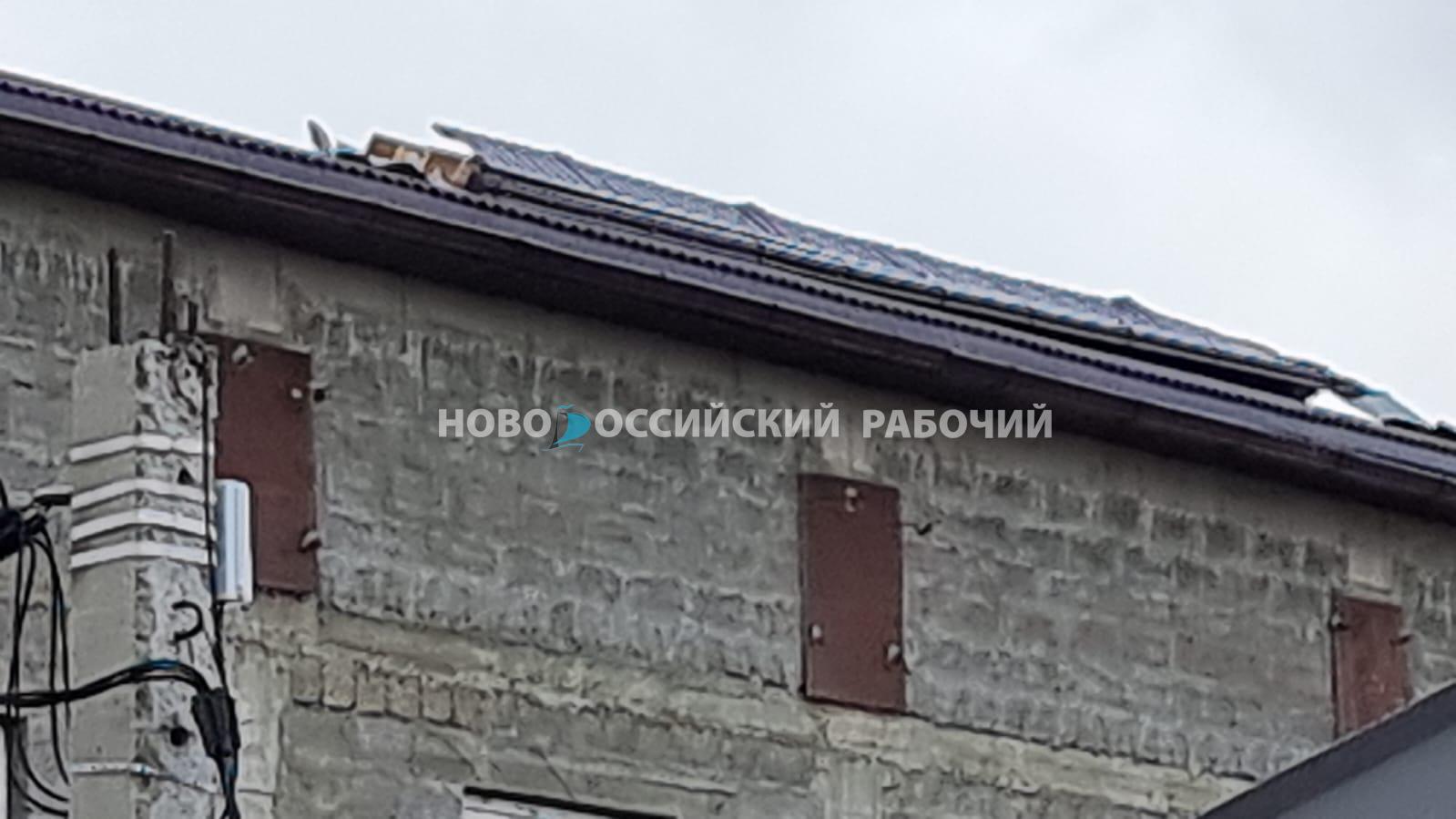 В пригороде Новороссийска на головы жителей в любой момент может сорваться кусок крыши