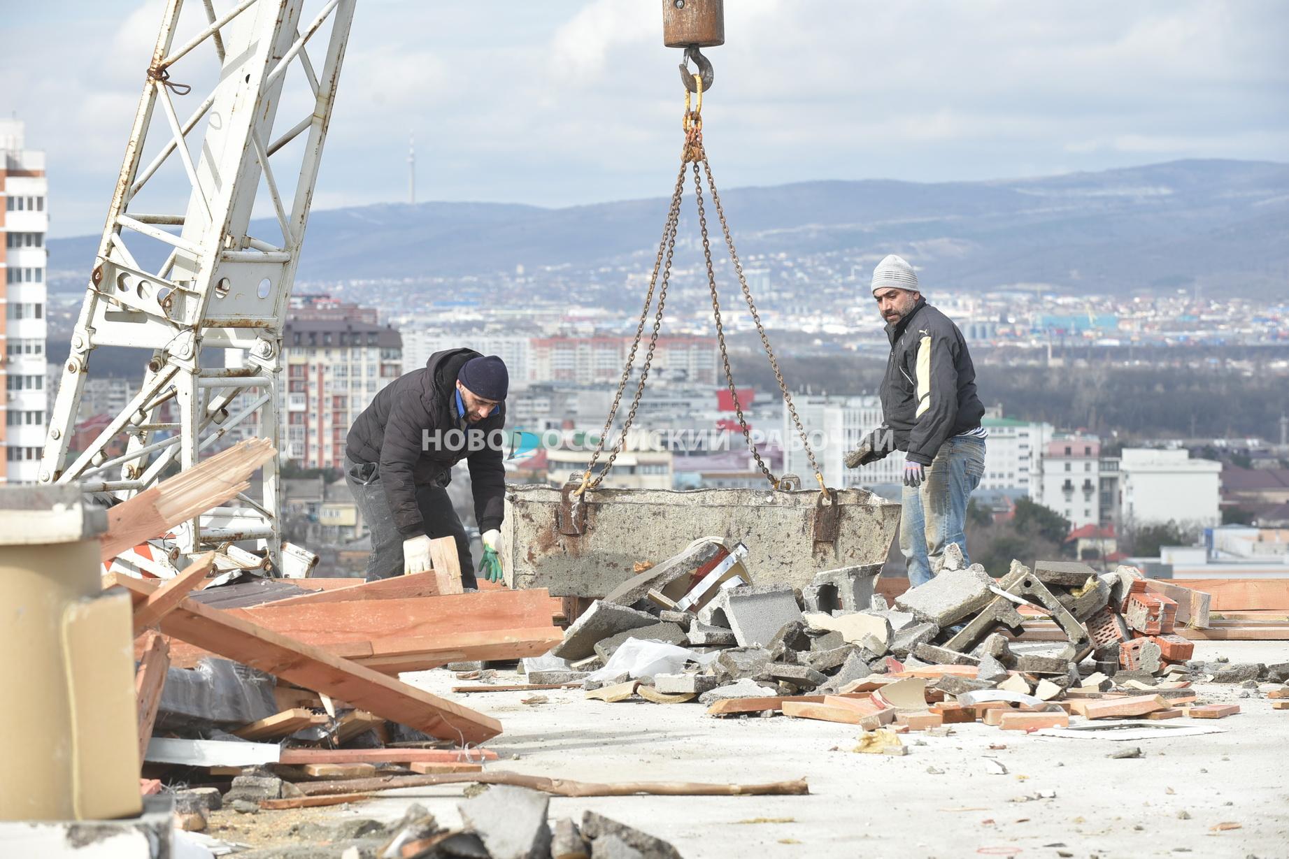В Новороссийске начались работы по восстановлению сорванной ветром кровли многоэтажки