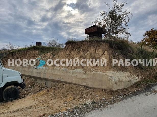 В Новороссийске ищут хозяев детской площадки, подвала и «бункера»
