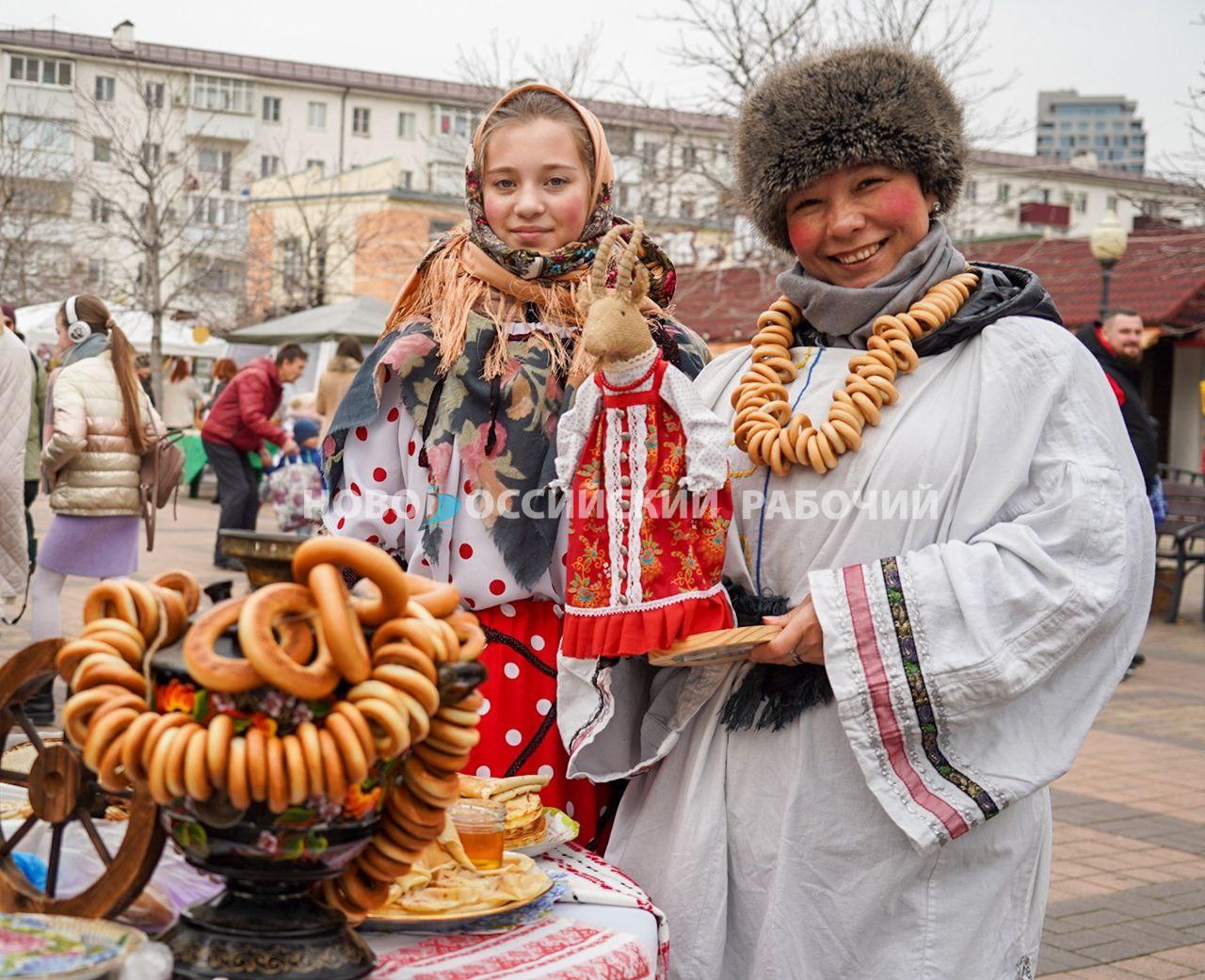 В Новороссийске на масленичные народные гулянья  испекли больше 10 тысяч блинов
