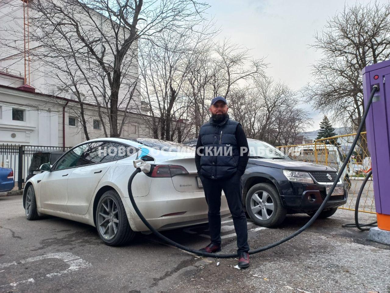 Новенькая «Тесла» заряжалась на электрозарядной станции в Новороссийске. И получилось шоу для местных