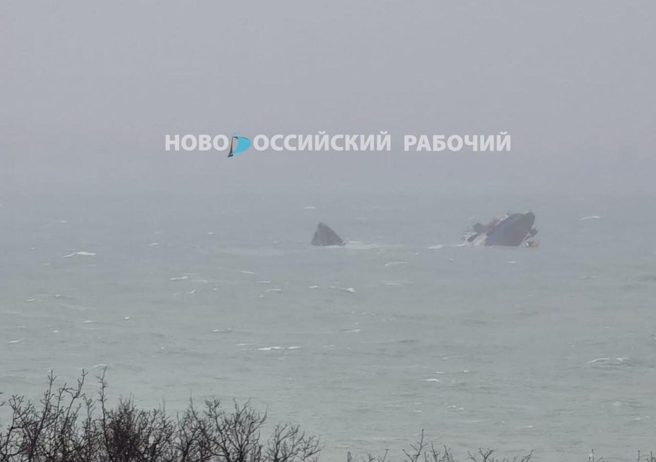 С судна, которое вчера затонуло под Новороссийском, произошла утечка дизтоплива