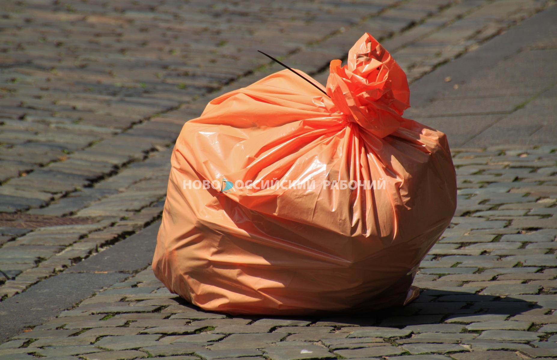 Под Новороссийском нашли хозяина мусора в реке и бросили пакет ему во двор