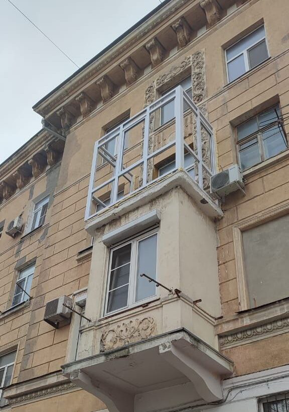 В Новороссийске новый балкон на фасаде дома-объекта культурного наследия будет снесён