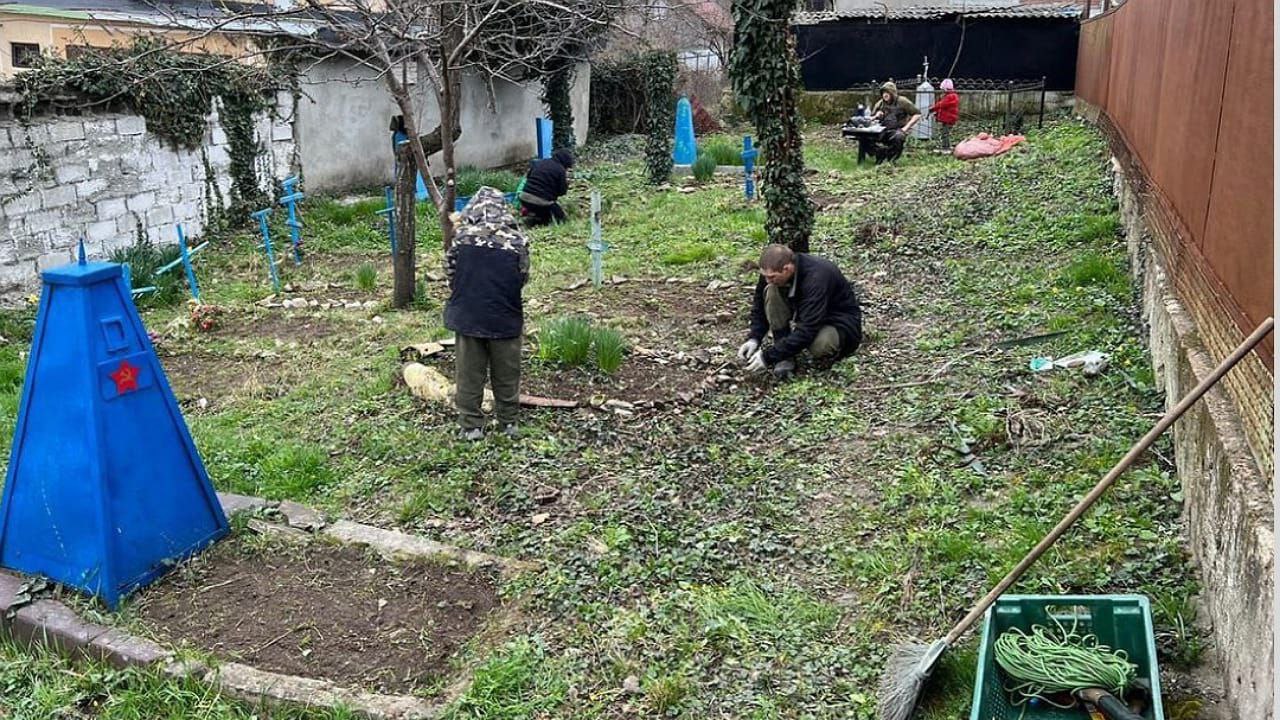 Поисковики Новороссийска обнаружили 7 новых могил на заброшенном кладбище красноармейцев