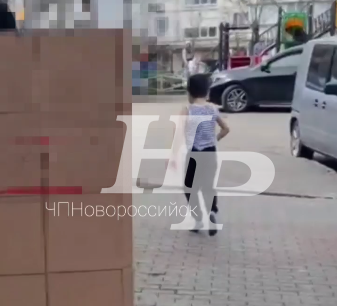 Почему не стоит бросать камни в родителей раздетого ребёнка, бегавшего без обуви по улицам Новороссийска