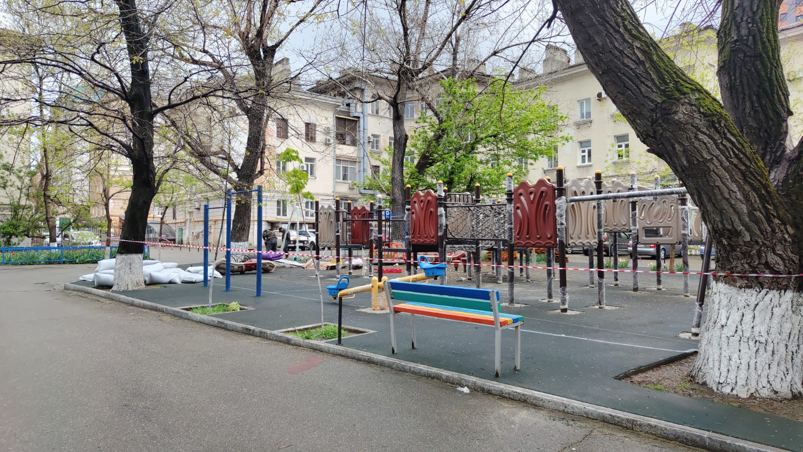 Во дворах Новороссийска восстанавливают площадку, которую демонтировали после съемок «Ненормального»