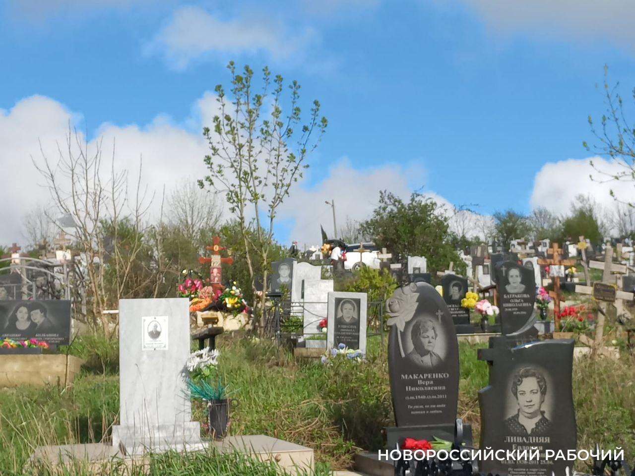 Большое кладбище. Могила. Кладбище машин. Фото могил на кладбище. Радоница в ставропольском крае