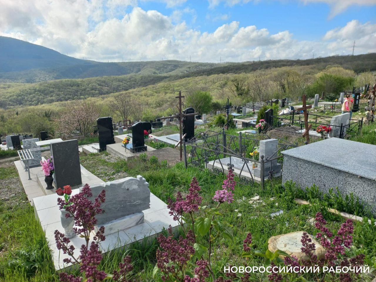 Новороссийцы в Радоницу навестили могилы близких и обсуждают ситуацию на кладбищах