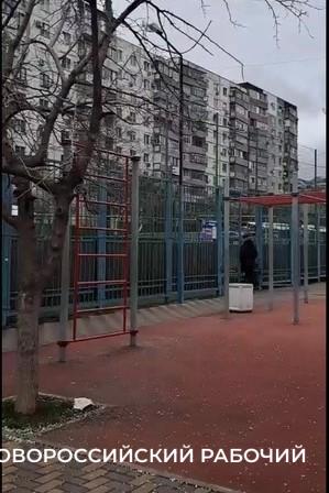 Извращенец возле школы Новороссийска пугает маленьких девочек