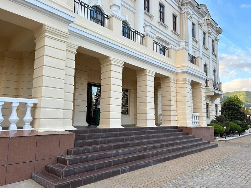 В Новороссийске обновили фасад исторического здания на улице Портовой