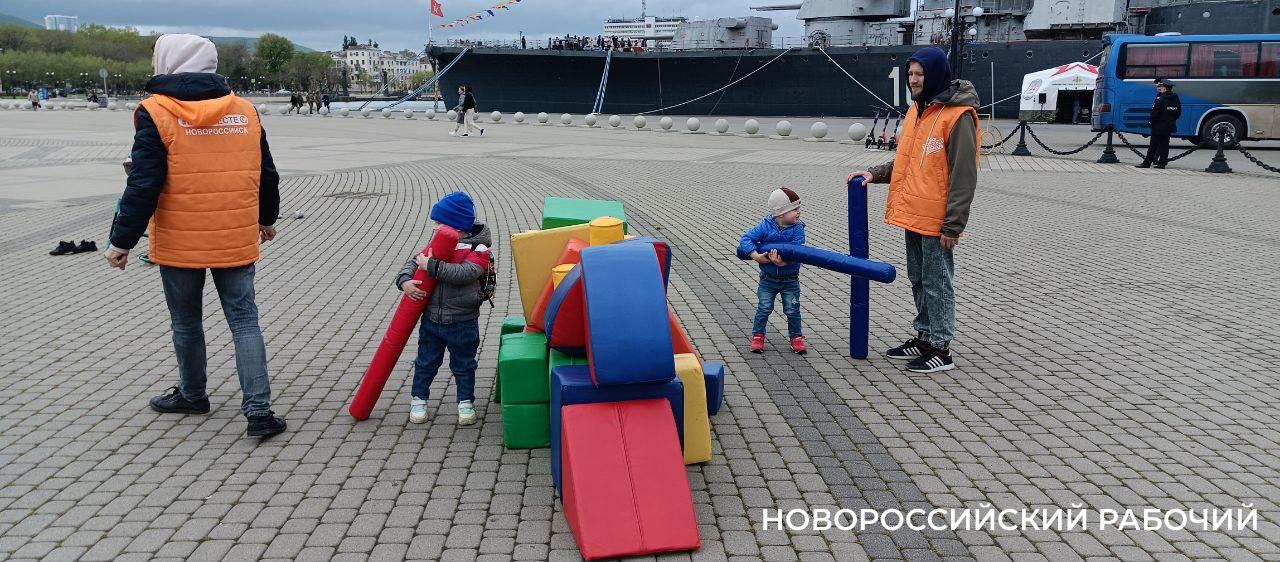 В Новороссийске на Форумной площади уже с утра началась праздничная маевка