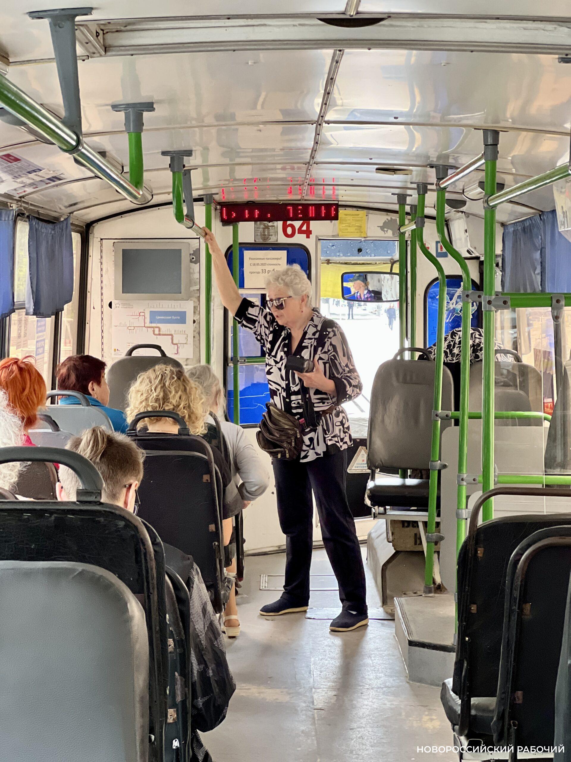 В Новороссийске пенсионеры не могут забраться в купленные для них троллейбусы