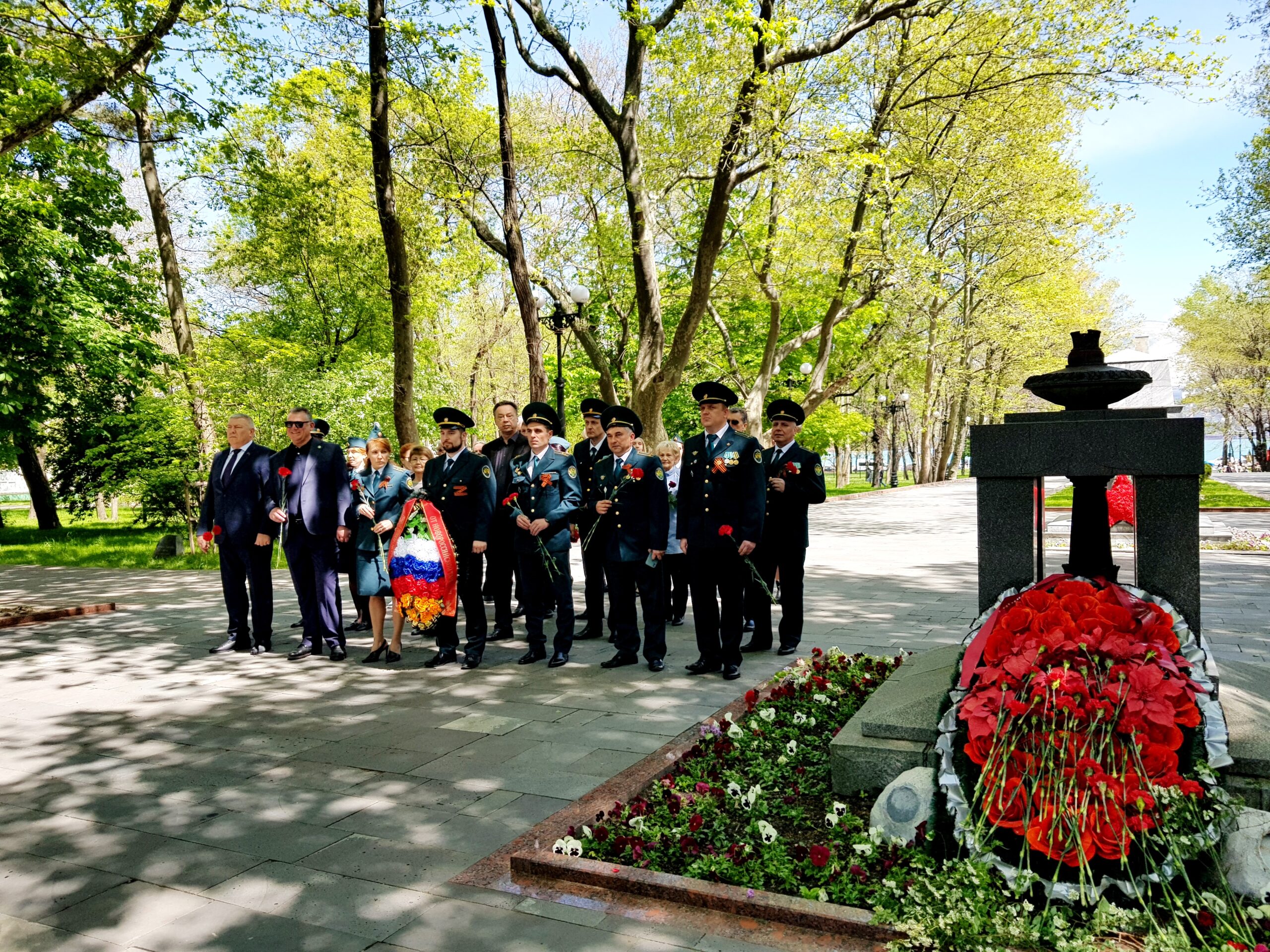 Правоохранители приняли участие в памятных мероприятиях ко Дню Победы