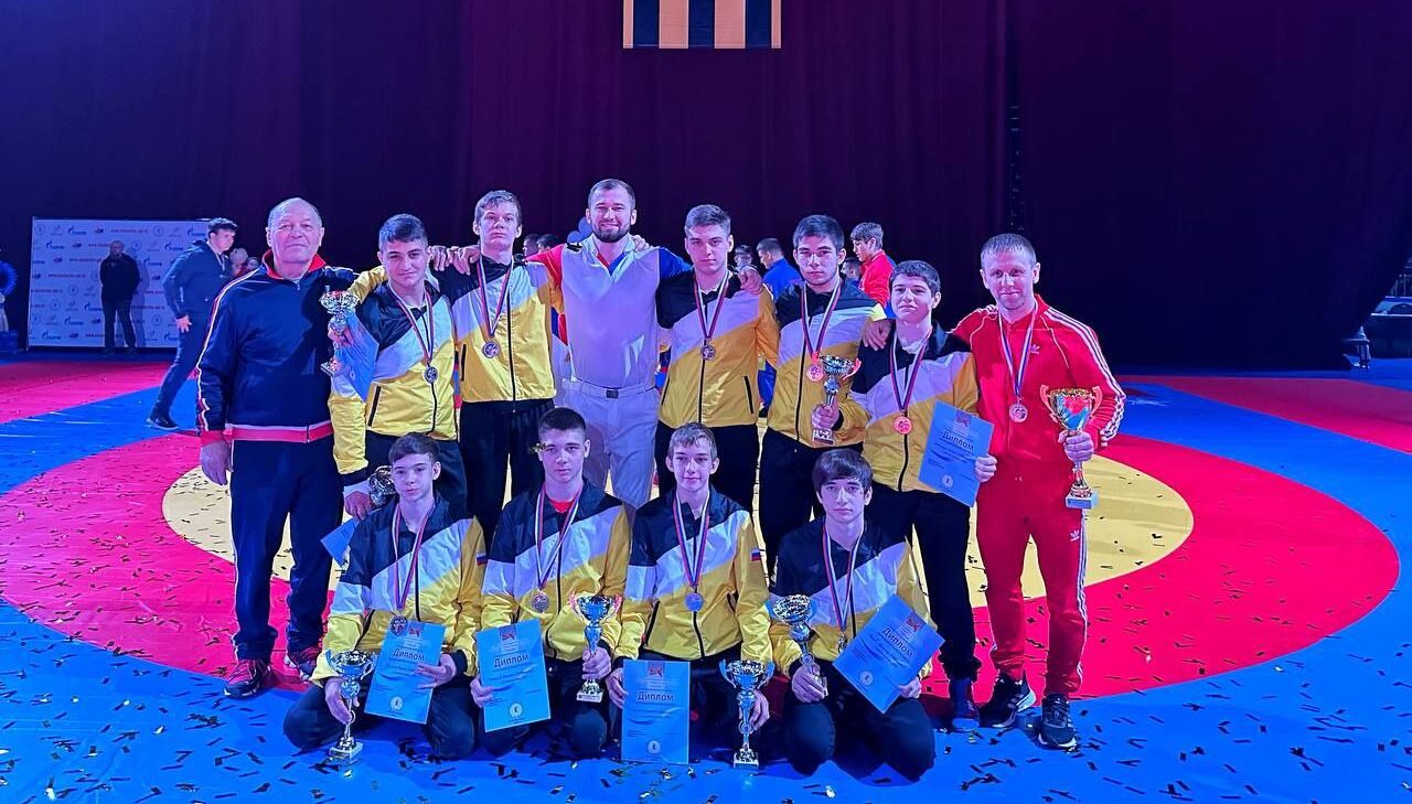 Новороссийские самбисты завоевали серебро международного турнира «Победа» и подарили главе города спортивный талисман