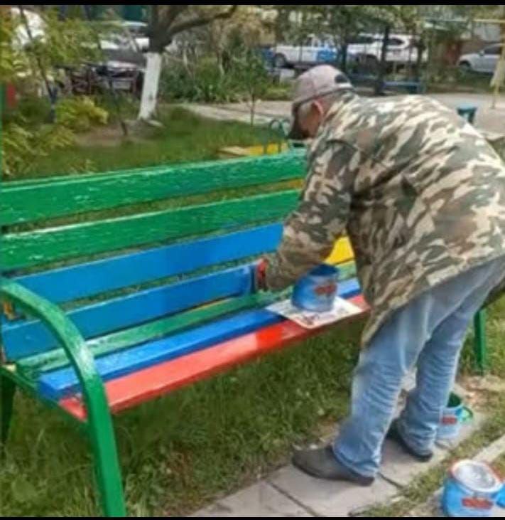 В Новороссийске перекрасили желто-голубую лавочку