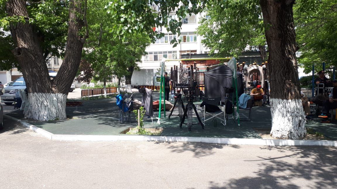 Жители Новороссийска не могут отбиться от киношников, которые заняли детскую площадку