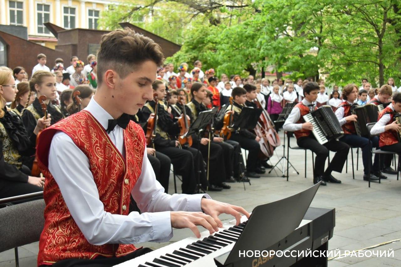 Это надо живым! В Новороссийске прошла музыкально-патриотическая акция «Ушла война. Осталась память»