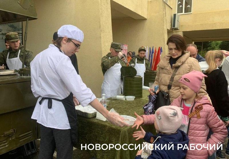 В Новороссийске прошли солдатские привалы, концерты и мастер-классы. Все ждут праздничного салюта!